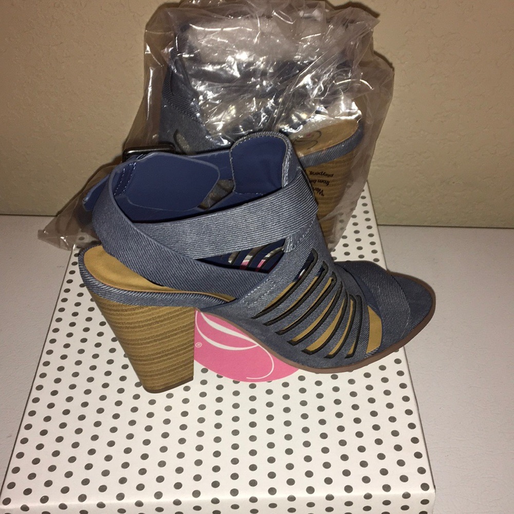 ๐ Strappy Caged Heel Sandal - Picture 4 of 7